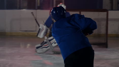 Professioneller-Eishockeyspieler-Dreht-Sich-Mit-Einem-Puck-Vor-Der-Kamera-Um,-Trifft-Das-Gegnerische-Tor-Und-Punktet